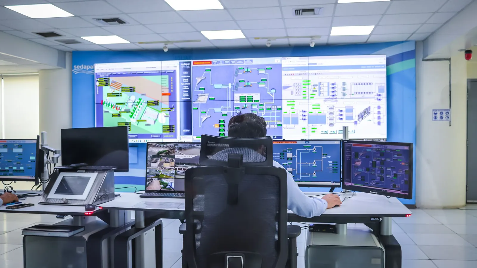 Centro de control con pantallas de monitoreo